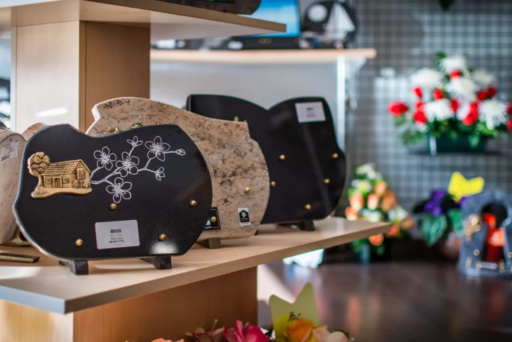 Plaques funéraires personnalisées en granit exposées en magasin.