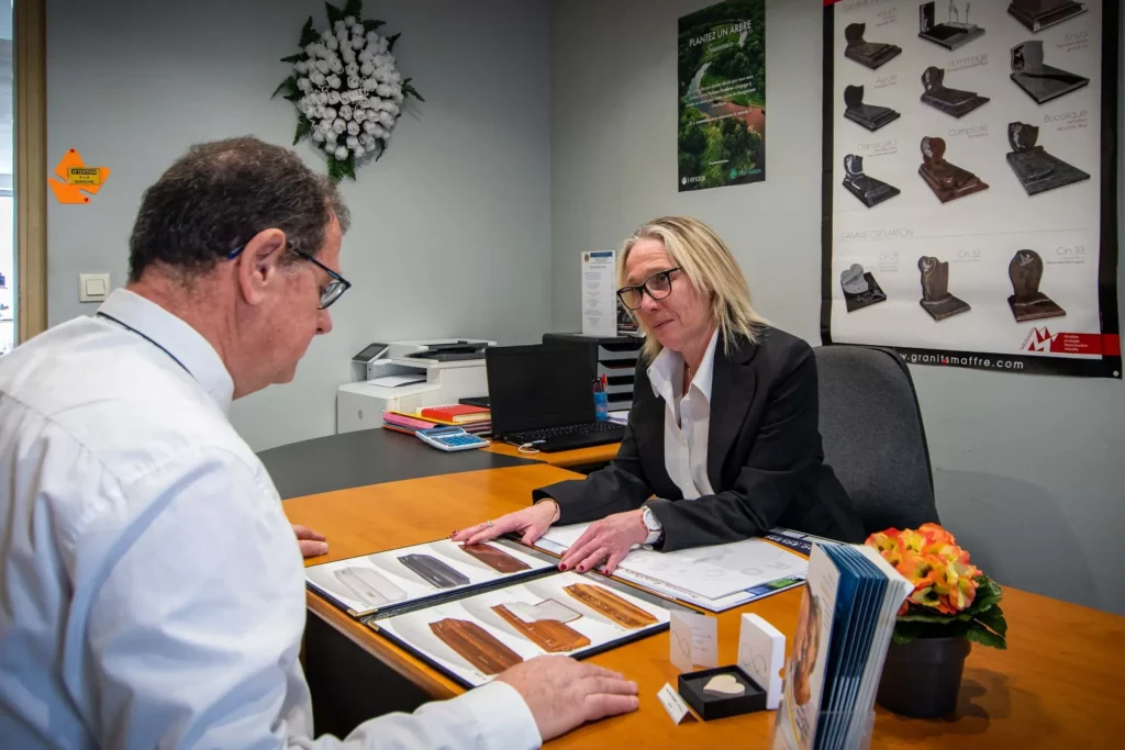Conseillère funéraire accompagnant un client pour un devis.