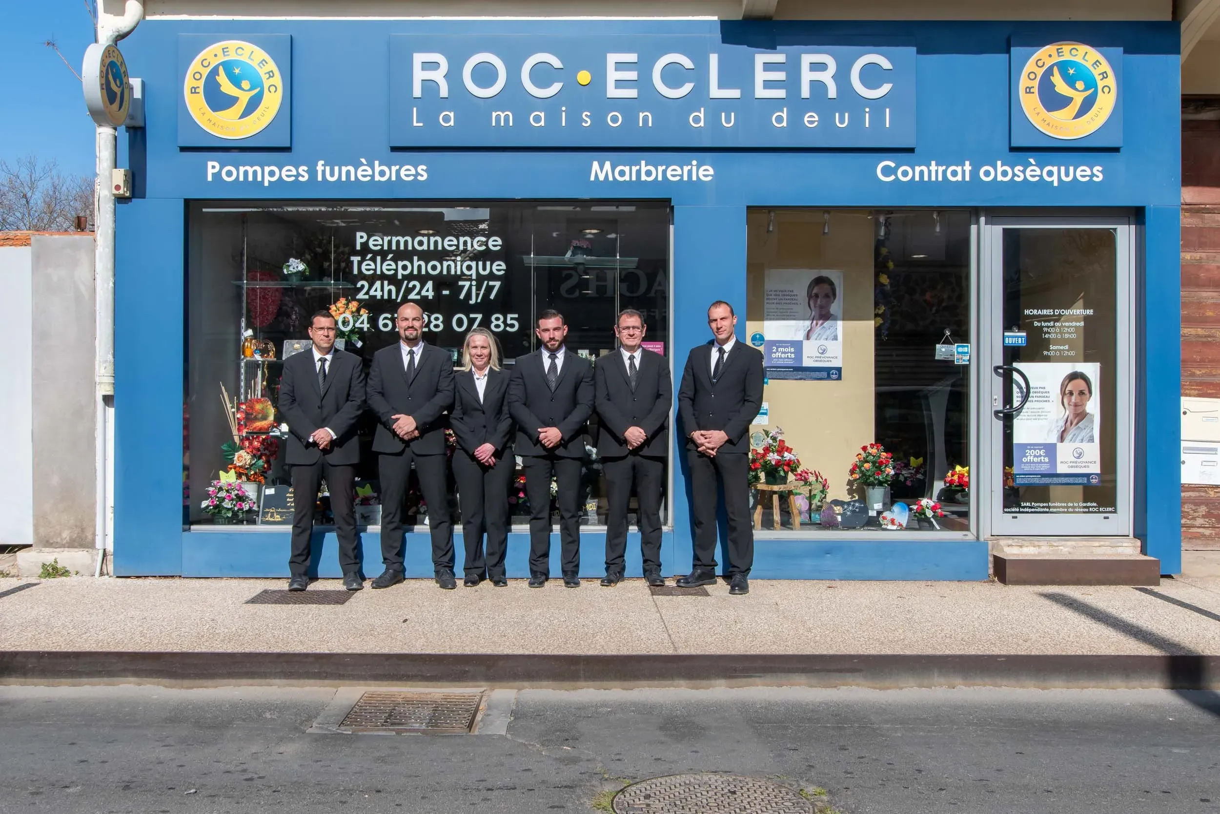 Équipe des pompes funèbres Roc Eclerc devant leur agence.
